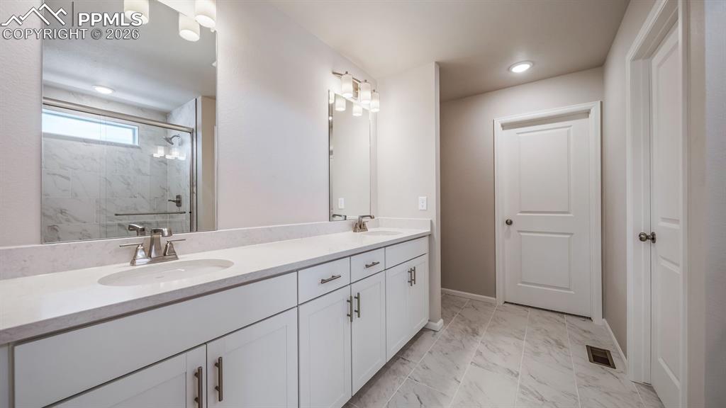 Image 28 of 39: Photos of a model home