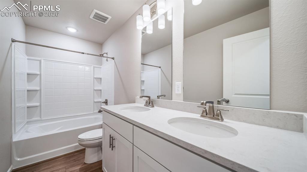 Image 36 of 39: Photos of a model home