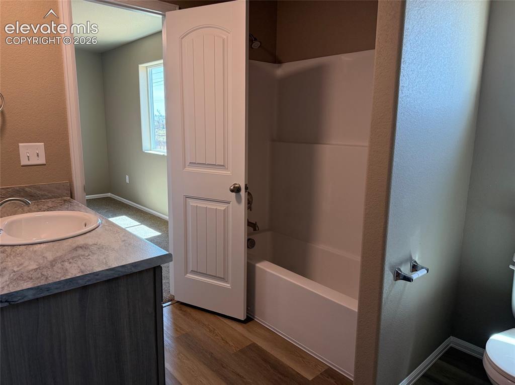 Image 18 of 29: Bathroom