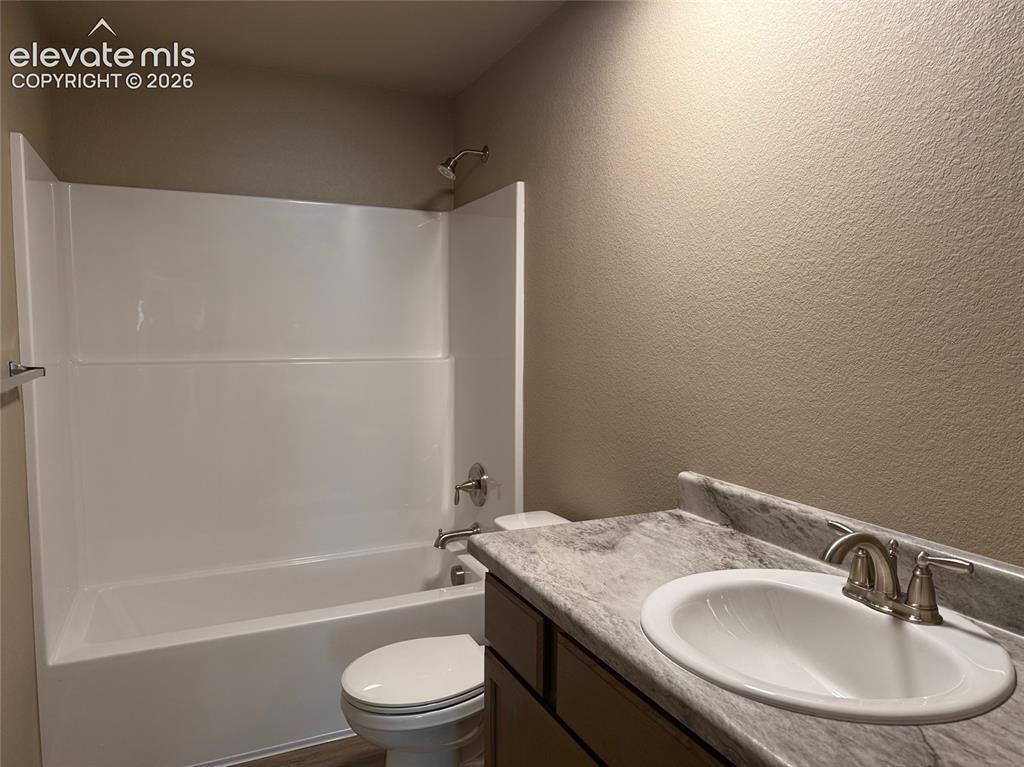 Image 33 of 33: Bathroom
