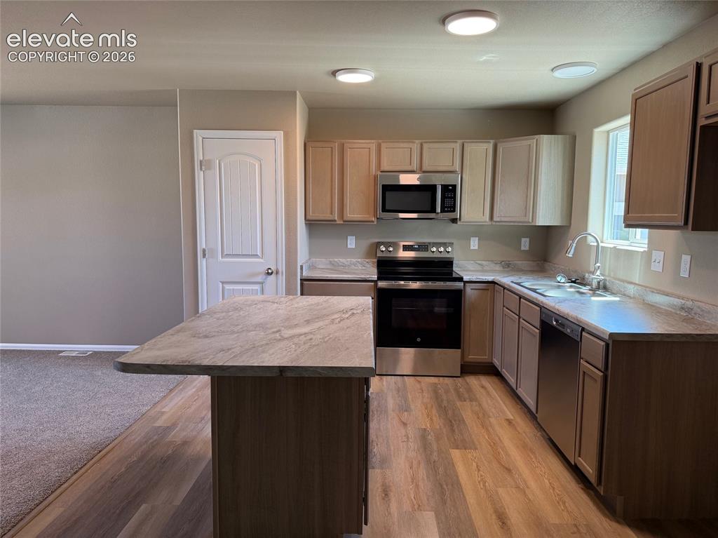 Image 7 of 29: Kitchen