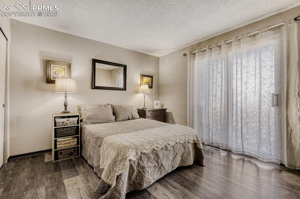 Image 10 of 25: Bedroom