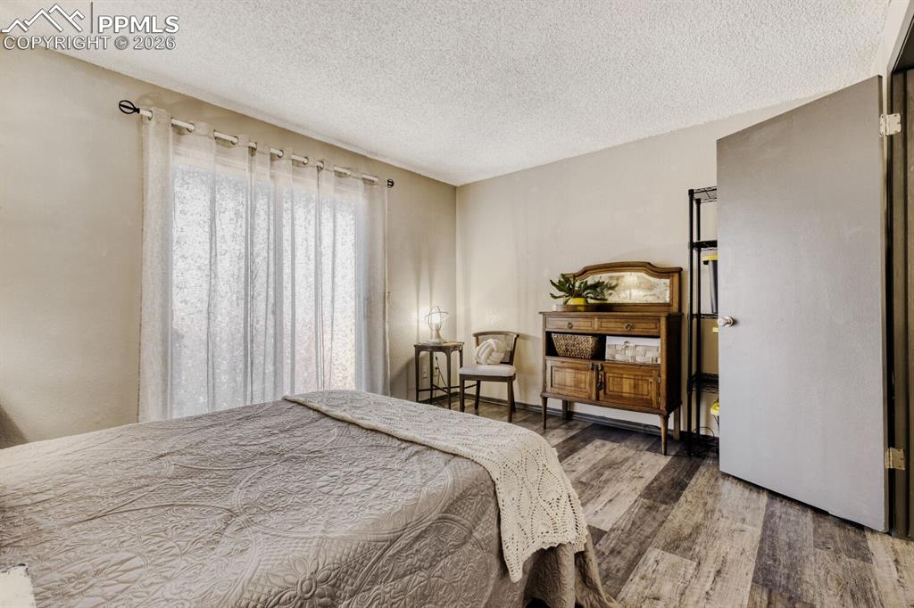 Image 11 of 25: Bedroom