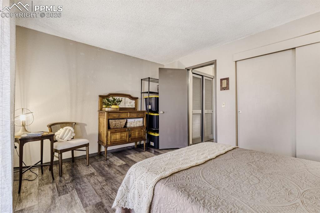 Image 12 of 25: Bedroom