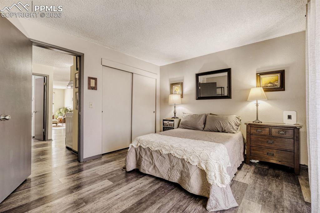 Image 13 of 25: Bedroom