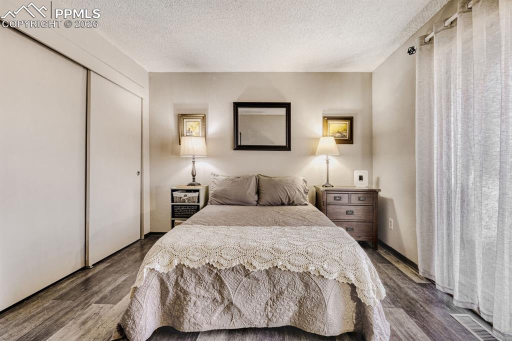 Image 14 of 25: Bedroom