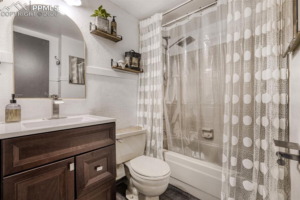 Image 15 of 25: Bathroom