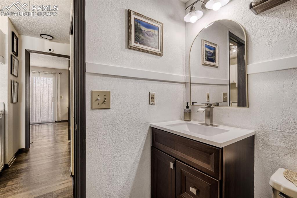 Image 16 of 25: Bathroom