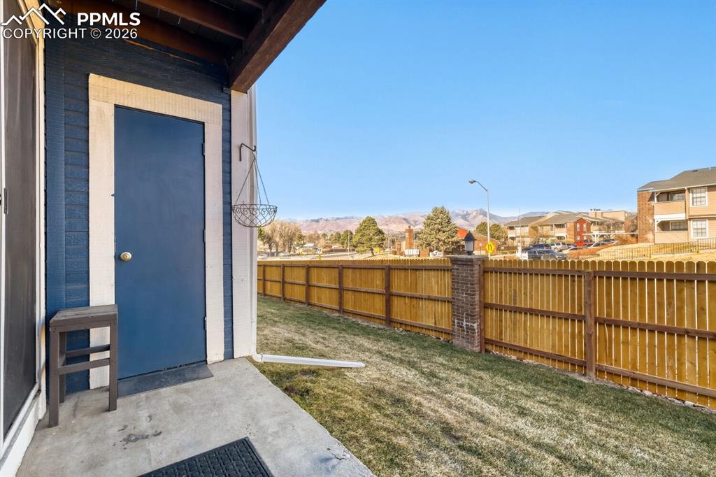 Image 17 of 25: Yard