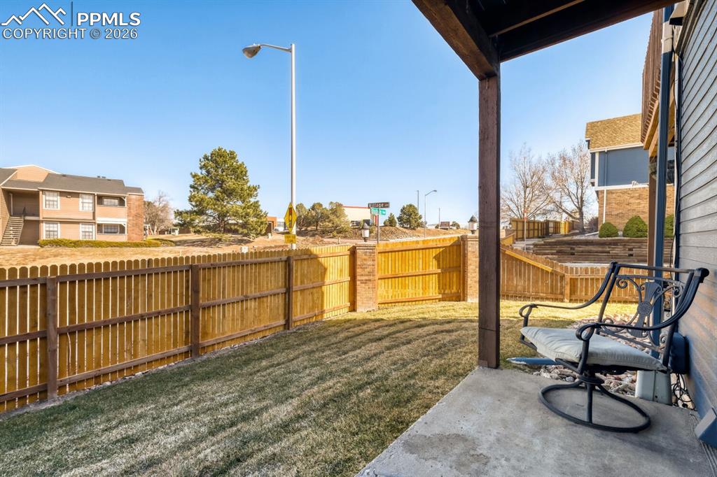 Image 18 of 25: Yard