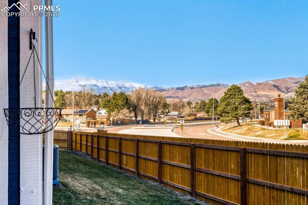 Image 21 of 25: Yard