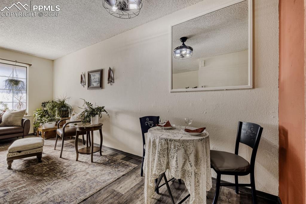 Image 4 of 25: Dining Area