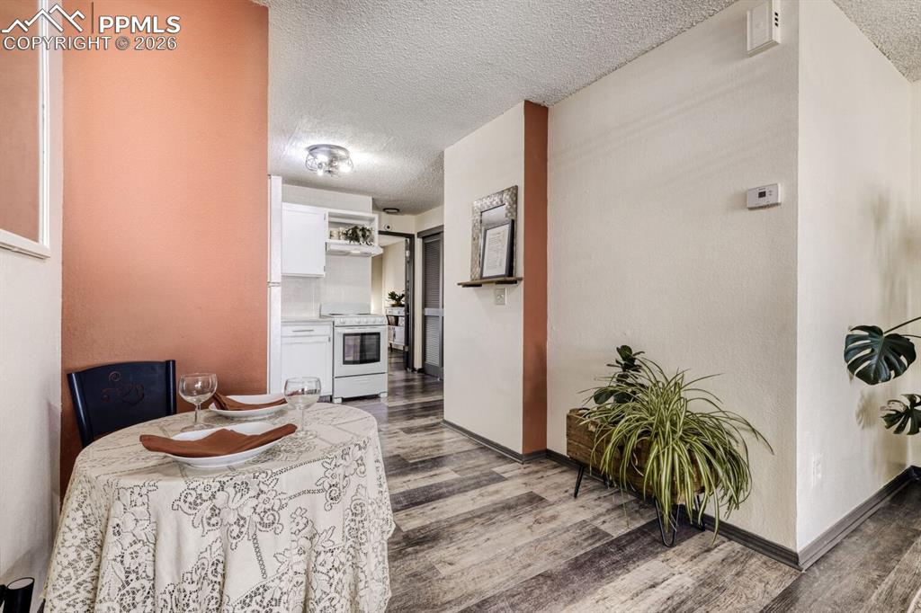 Image 5 of 25: Dining Area