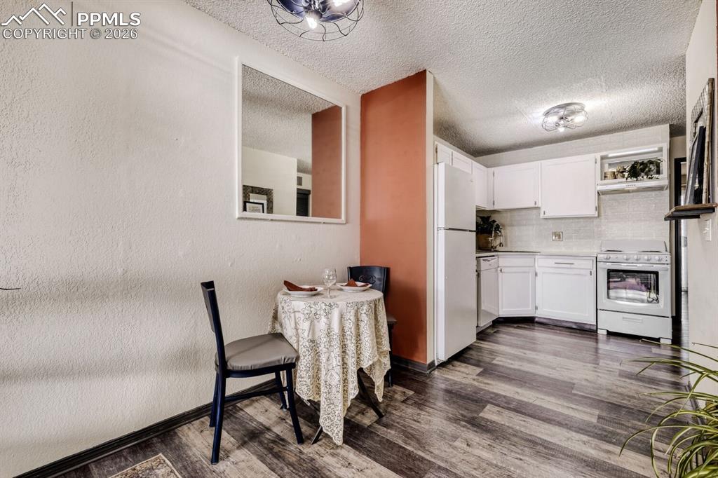 Image 6 of 25: Kitchen