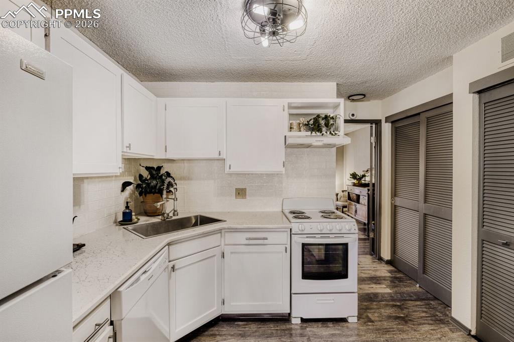 Image 7 of 25: Kitchen