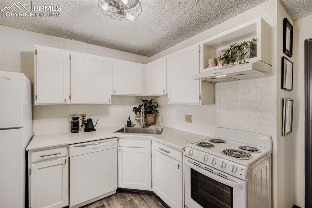 Image 8 of 25: Kitchen