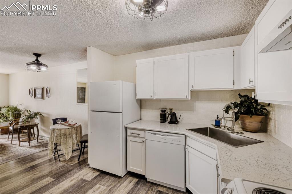 Image 9 of 25: Kitchen