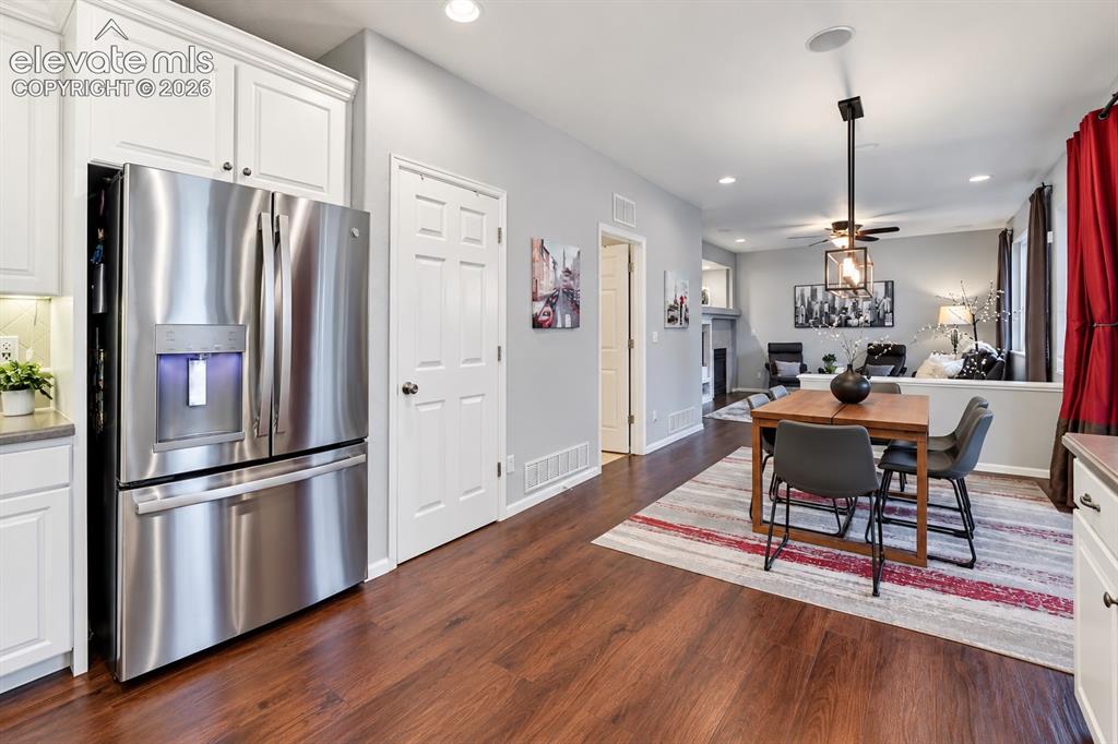 Image 19 of 50: An open connection between kitchen, dining and living areas keeps everyone 