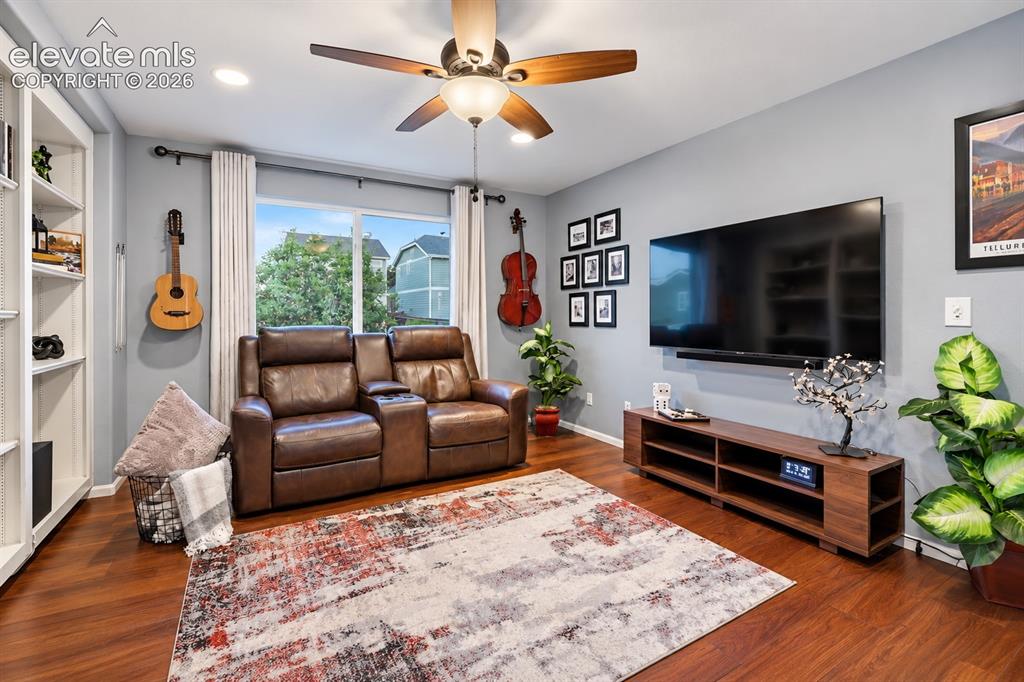 Image 22 of 50: Built-in shelving and flexible living space make this an easy room to perso