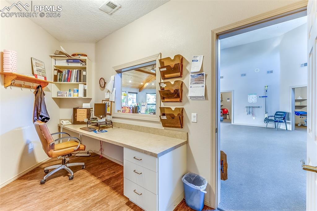 Image 18 of 49: Office