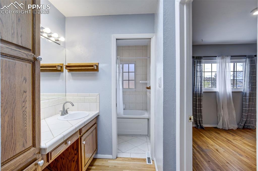 Image 13 of 47: Bathroom