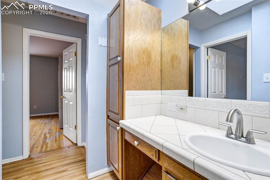 Image 14 of 47: Bathroom