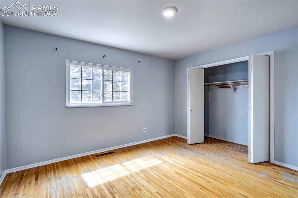 Image 18 of 47: Bedroom