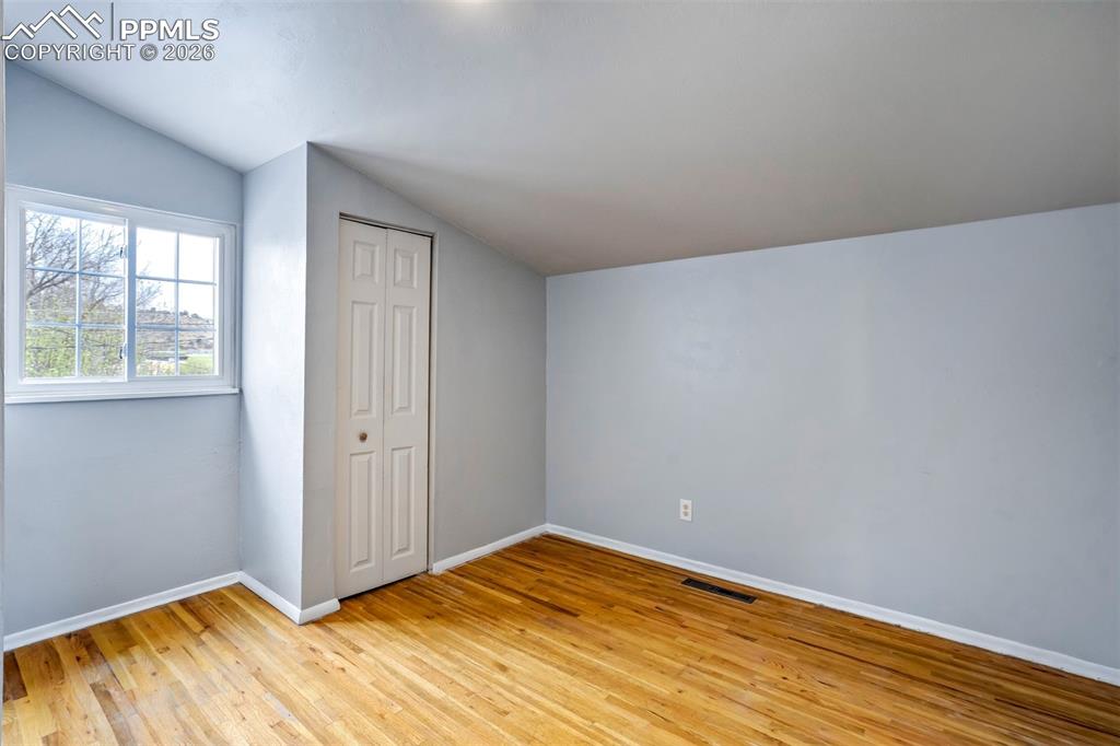 Image 21 of 47: Bedroom