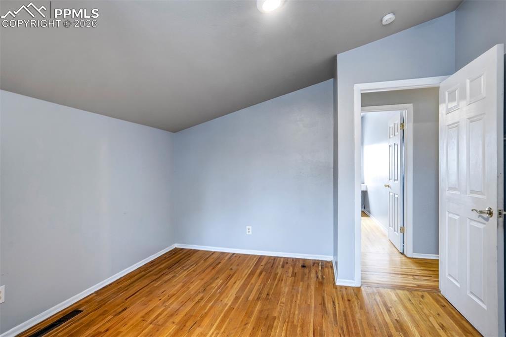 Image 22 of 47: Bedroom