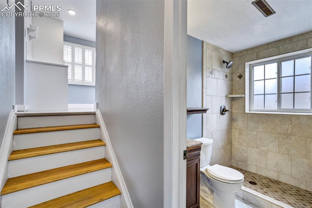 Image 23 of 47: Bathroom