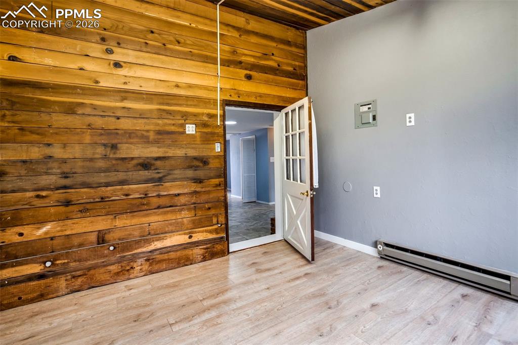 Image 30 of 47: Bedroom