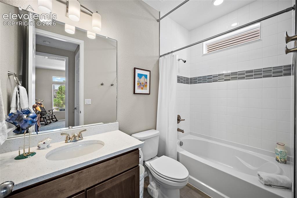 Image 16 of 24: Bathroom