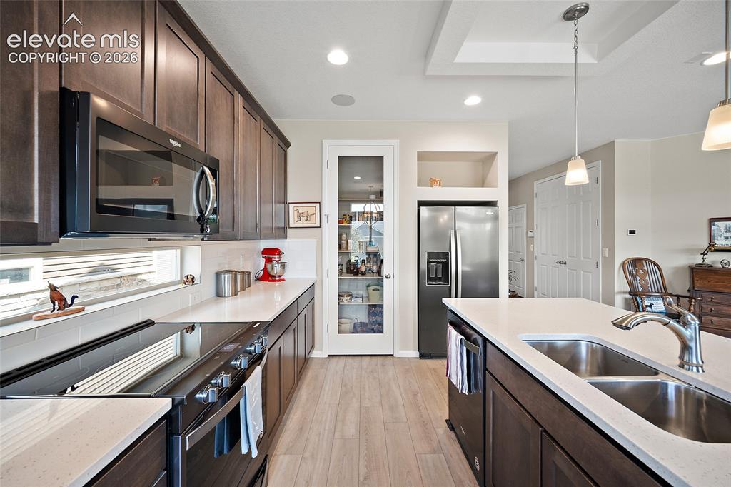 Image 7 of 24: Kitchen