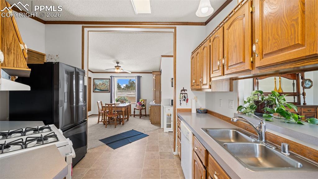 Image 14 of 42: Kitchen