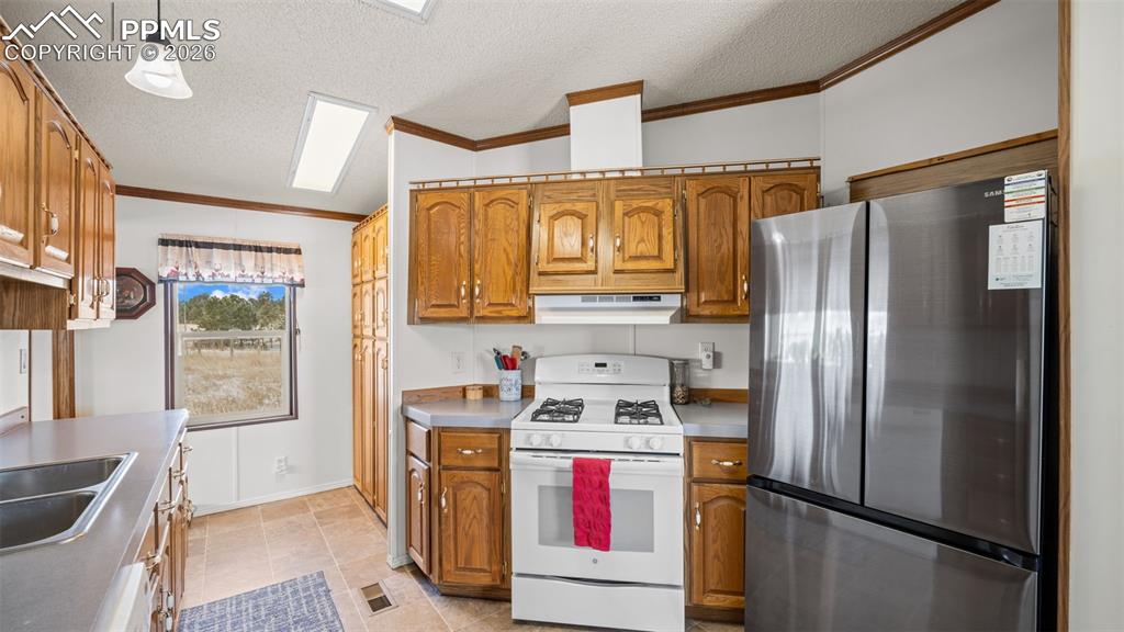 Image 16 of 42: Kitchen