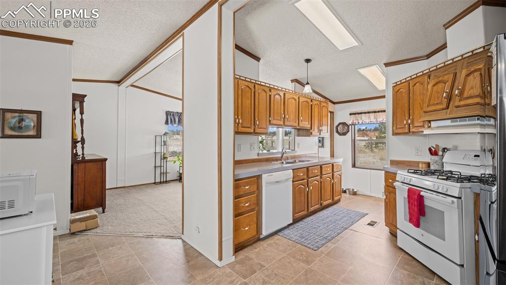 Image 23 of 42: Kitchen