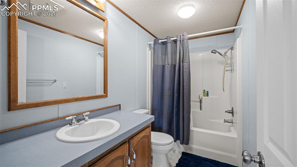 Image 24 of 42: Bathroom