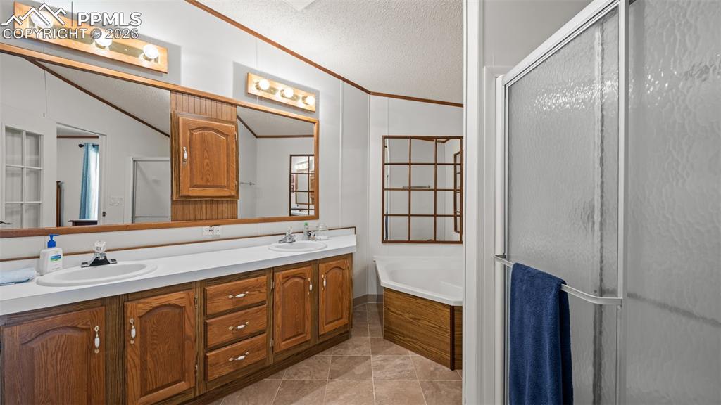 Image 26 of 42: Bathroom