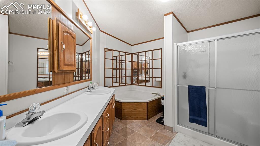 Image 27 of 42: Bathroom