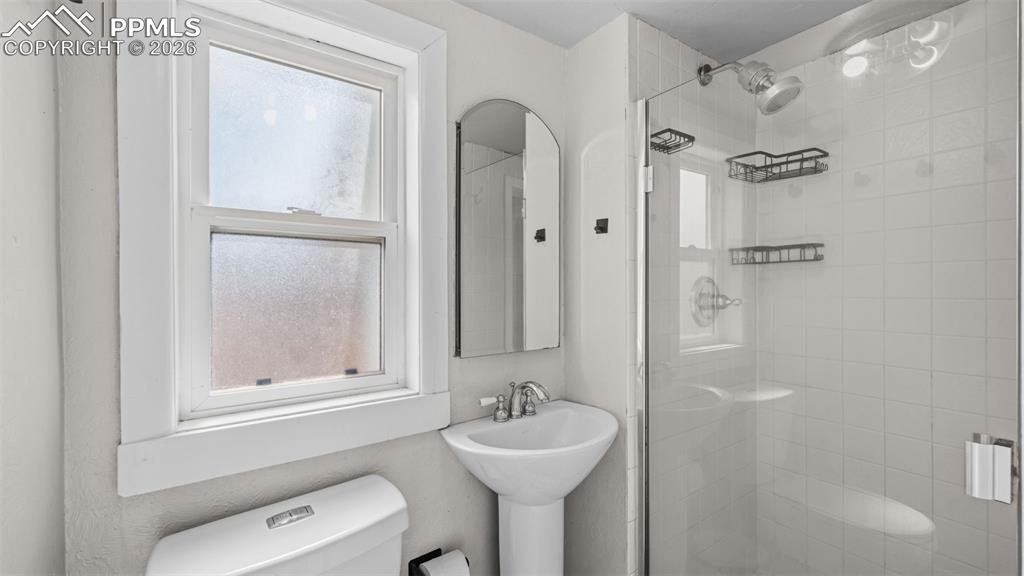 Image 11 of 40: Bathroom