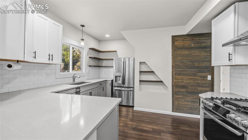 Image 12 of 40: Kitchen