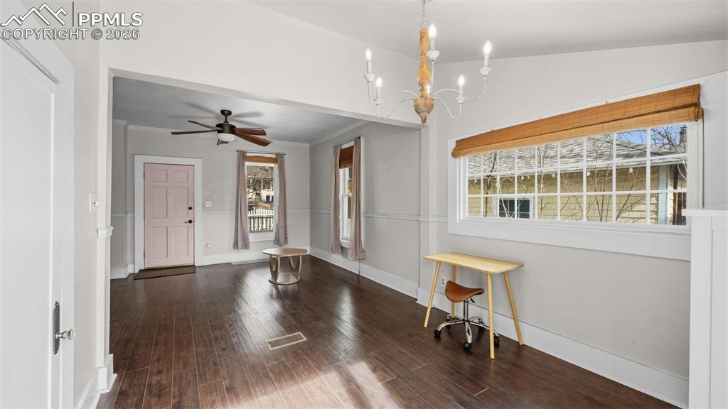 Image 13 of 40: Dining Area