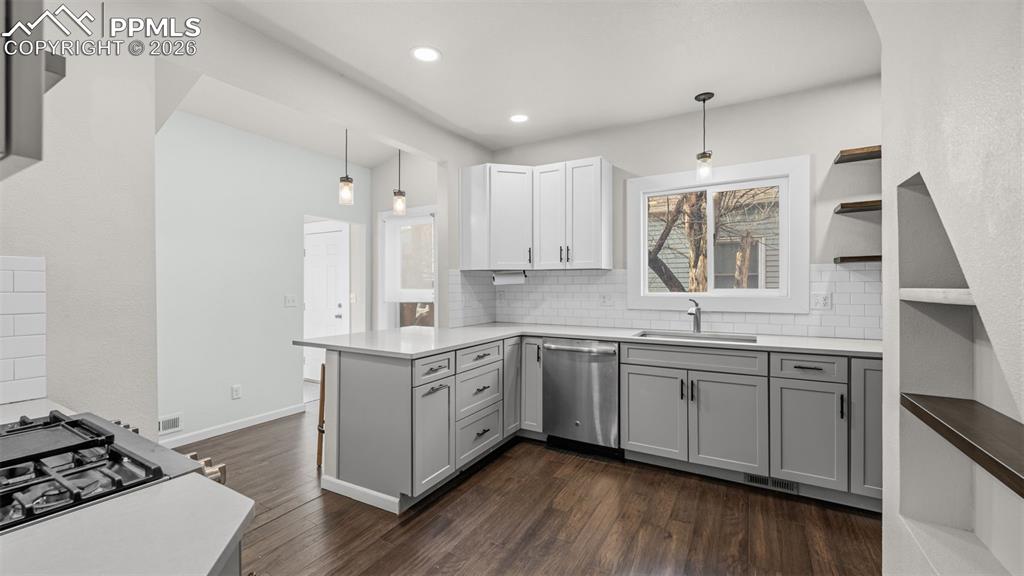 Image 16 of 40: Kitchen