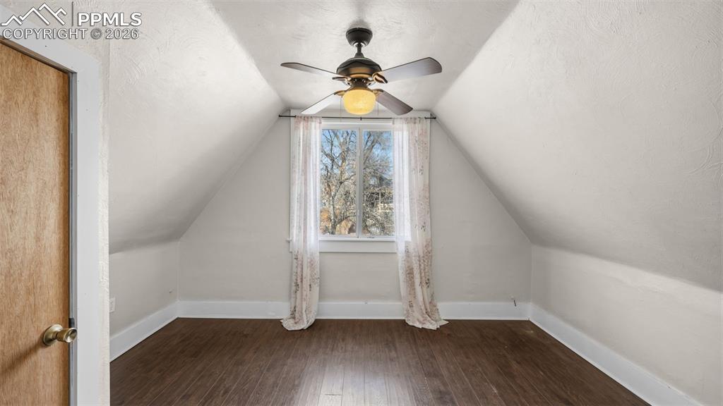 Image 23 of 40: Bedroom