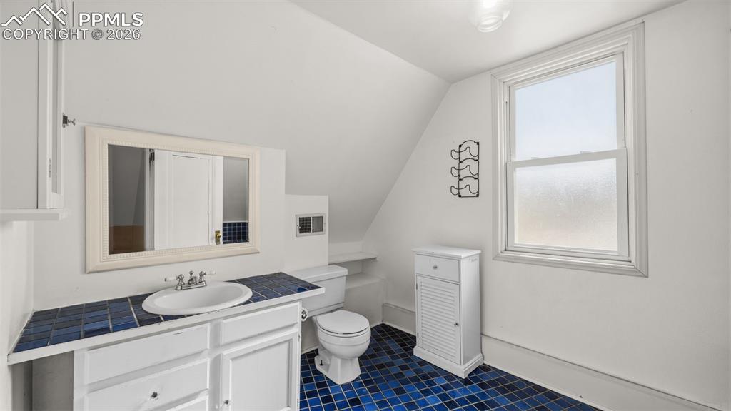 Image 25 of 40: Bathroom