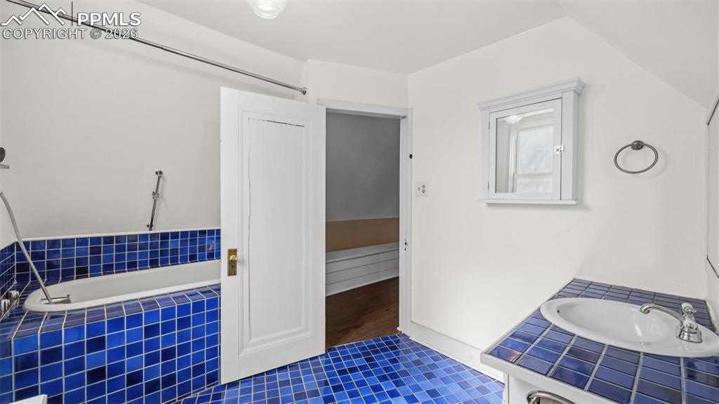 Image 26 of 40: Bathroom