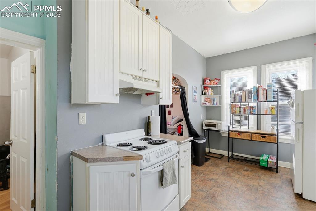 Image 10 of 50: Kitchen