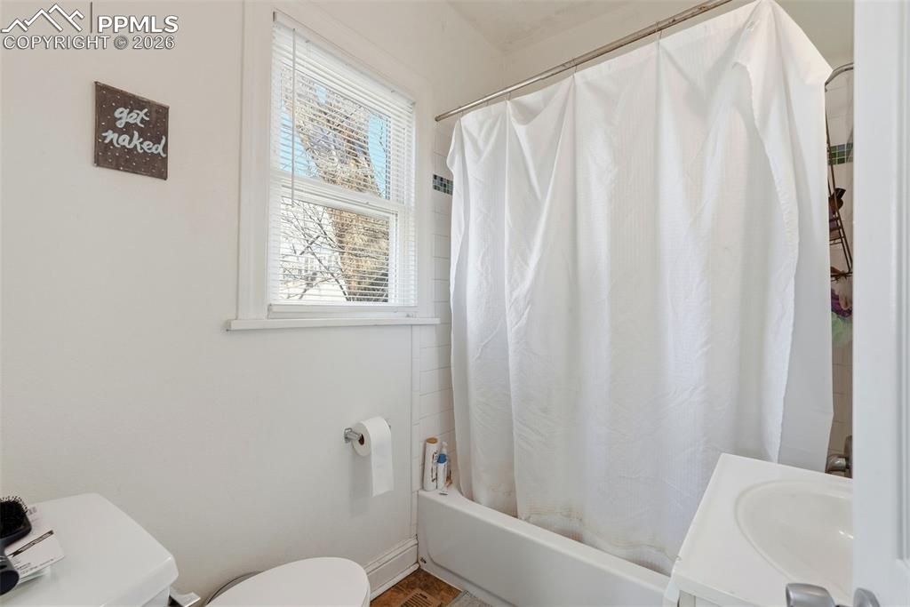 Image 11 of 50: Bathroom