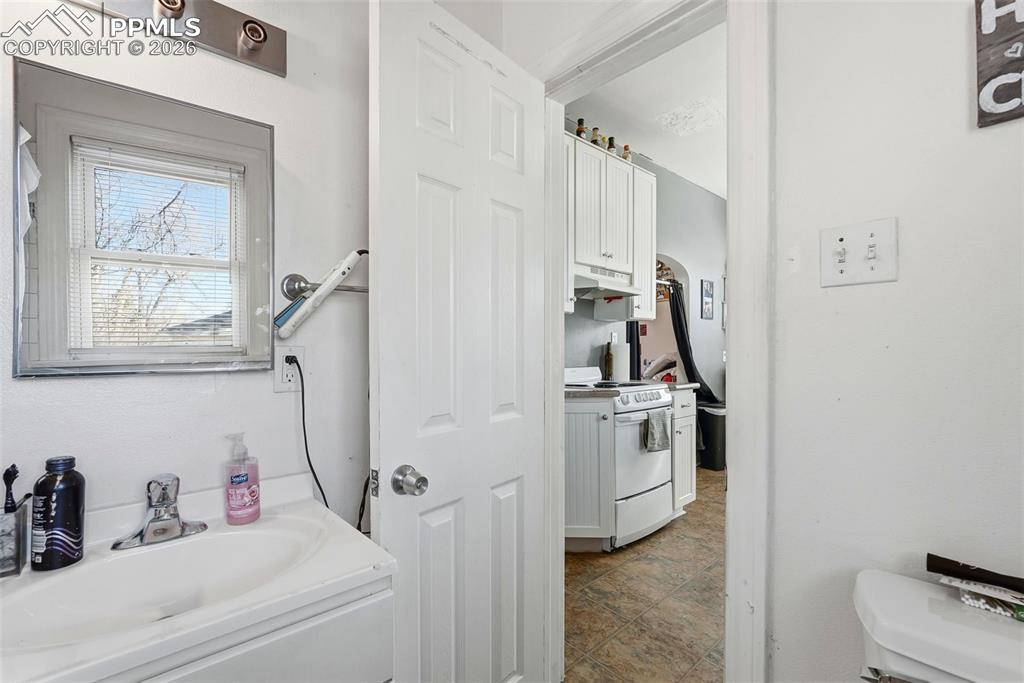 Image 12 of 50: Bathroom