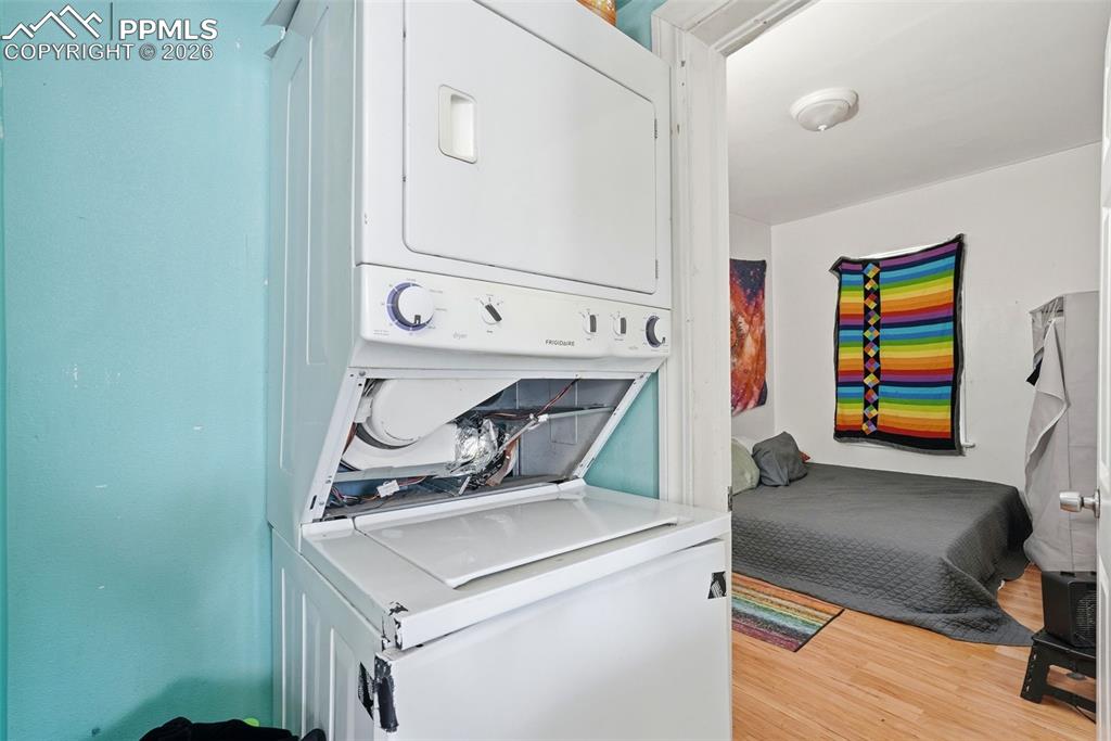 Image 13 of 50: Laundry